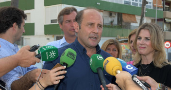 El portavoz del PP en el Ayuntamiento de Cádiz, Juan José Ortiz, atiende a los medios de comunicación