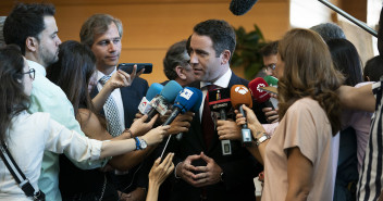 El secretario general, Teodoro García Egea, atiende a los medios de comunicación