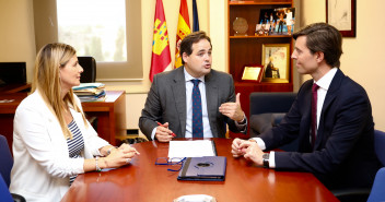 Pablo Montesinos asiste al Pleno de las Cortes de Castilla-La Mancha.