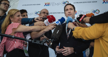 Teodoro García Egea atiende a los medios de comunicación