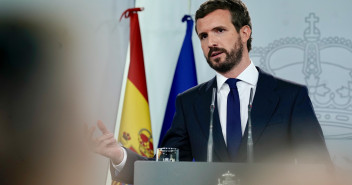 Pablo Casado comparece en el palacio de La Moncloa tras reunirse con Pedro Sánchez