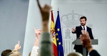 Pablo Casado comparece en el palacio de La Moncloa tras reunirse con Pedro Sánchez