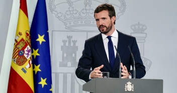 Pablo Casado comparece en el palacio de La Moncloa tras reunirse con Pedro Sánchez