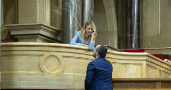 Cayetana Álvarez de Toledo que asiste a la celebración de la sesión plenaria extraordinaria del Parlamento catalán, en la que interviene el presidente del PP de Cataluña, Alejandro Fernández.