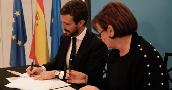Firmas acuerdo de la coalición electoral PP-FORO