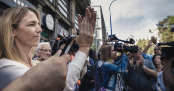 Cayetana Álvarez de Toledo en la Plaza Urquinoana de Barcelona