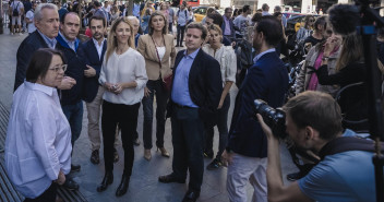 Cayetana Álvarez de Toledo en la Plaza Urquinoana de Barcelona