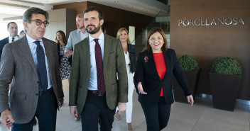 Pablo Casado visita, junto a Isabel Bonig, las instalaciones de Porcelanosa en Vila-Real