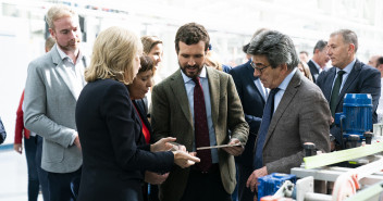 Pablo Casado visita, junto a Isabel Bonig, las instalaciones de Porcelanosa en Vila-Real