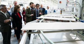 Pablo Casado visita, junto a Isabel Bonig, las instalaciones de Porcelanosa en Vila-Real