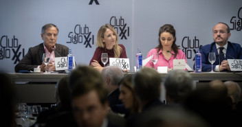 Cayetana Álvarez de Toledo y Alejandro Fernández en el Club Siglo XXI