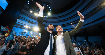 Pablo Casado y Juanma Moreno, en el acto de inicio de campaña