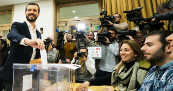 Pablo Casado ejerce su derecho a voto en las elecciones del 10 de noviembre.
