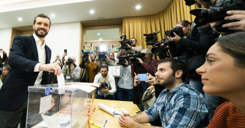 Pablo Casado ejerce su derecho a voto en las elecciones del 10 de noviembre.