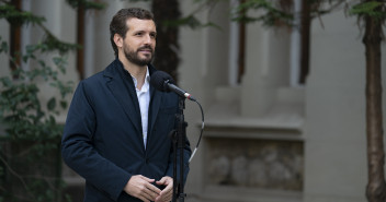Pablo Casado ejerce su derecho a voto en las elecciones del 10 de noviembre.