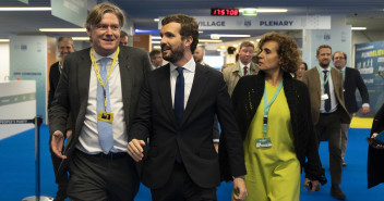 Pablo Casado, junto a Dolors Montserrat y Antonio López-Isturiz, a su llegada al Congreso del EPP