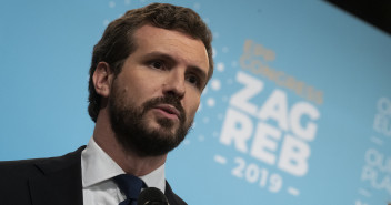 Pablo Casado atiende a los medios a su llegada al Congreso del EPP