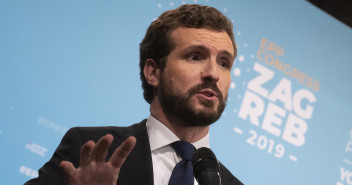 Pablo Casado atiende a los medios a su llegada al Congreso del EPP