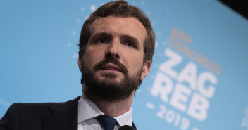 Pablo Casado atiende a los medios a su llegada al Congreso del EPP