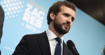 Pablo Casado atiende a los medios a su llegada al Congreso del EPP