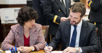 Pablo Casado firma su acta como diputado en la XIV Legislatura