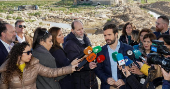 Pablo Casado atiende a los medios de comunicación