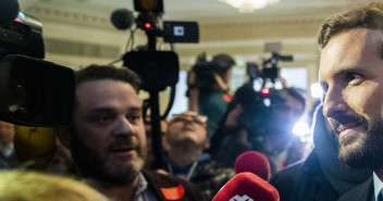 Pablo Casado, presenta al alcalde de Madrid, José Luis Martínez-Almeida, en el desayuno Informativo Nueva Economía Fórum