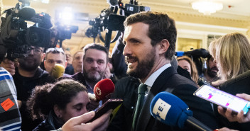 Pablo Casado, presenta al alcalde de Madrid, José Luis Martínez-Almeida, en el desayuno Informativo Nueva Economía Fórum