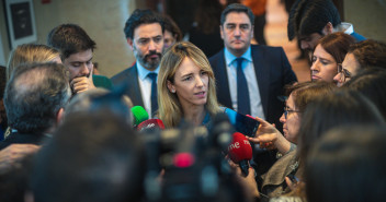 Cayetana Álvarez de Toledo atiende a los medios de comunicación