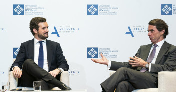 Pablo Casado y José María Aznar, en el coloquio que han mantenido en la UFV.