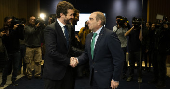Pablo Casado y el presidente de ATA, Lorenzo Amor