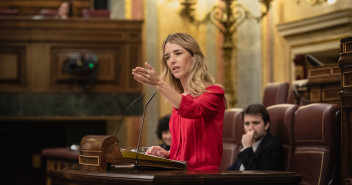 Cayetana Álvarez de Toledo durante su interpelación a la vicepresidenta Calvo