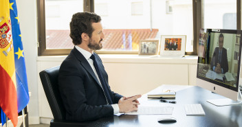 Videoconferencia de Pablo Casado con el presidente del Gobierno, Pedro Sánchez