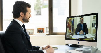 Videoconferencia de Pablo Casado con el presidente del Gobierno, Pedro Sánchez