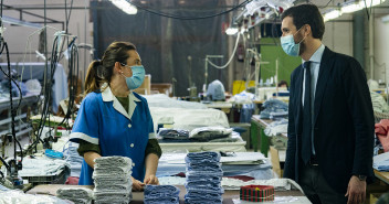 Pablo Casado visita una fábrica textil en Villaconejos