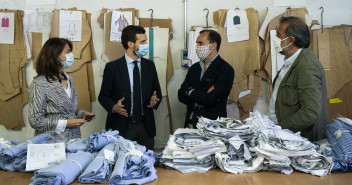 Pablo Casado visita una fábrica textil en Villaconejos