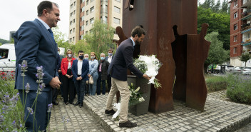 Pablo Casado y Carlos Iturgaiz participan en una ofrenda floral en recuerdo de Miguel Ángel Blanco