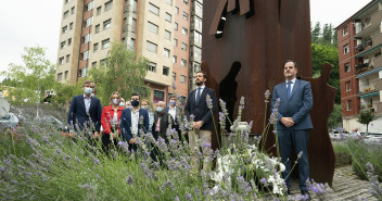 Pablo Casado y Carlos Iturgaiz participan en una ofrenda floral en recuerdo de Miguel Ángel Blanco