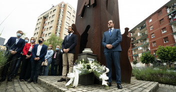 Pablo Casado y Carlos Iturgaiz participan en una ofrenda floral en recuerdo de Miguel Ángel Blanco