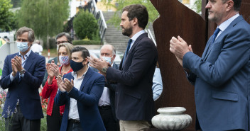 Pablo Casado y Carlos Iturgaiz participan en una ofrenda floral en recuerdo de Miguel Ángel Blanco