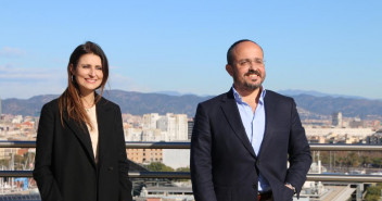 Alejandro Fernández da la bienvenida a Lorena Roldán 