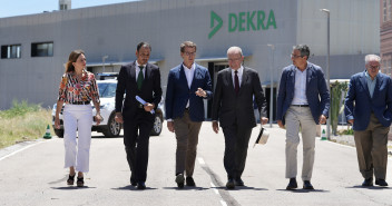 Alberto Núñez Feijóo visita la empresa DEKRA en Málaga.