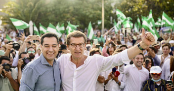Alberto Núñez Feijóo y Juanma Moreno en un acto de campaña en Málaga