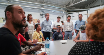 Alberto Núñez Feijóo visita el centro de Cáritas Mambre en Valencia.