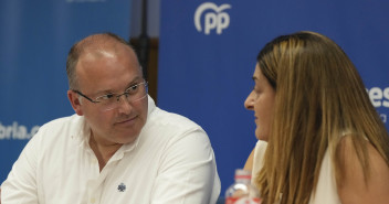 Miguel Tellado en Santander con la presidenta del PP de Cantabria, María José Sáenz de Buruaga