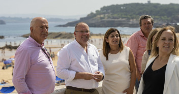 Miguel Tellado en Santander con la presidenta del PP de Cantabria, María José Sáenz de Buruaga