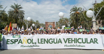 Cuca Gamarra acude a la manifestación en defensa del castellano en las aulas en Barcelona