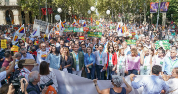 Cuca Gamarra acude a la manifestación en defensa del castellano en las aulas en Barcelona