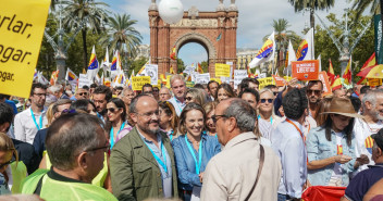 Cuca Gamarra acude a la manifestación en defensa del castellano en las aulas en Barcelona