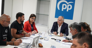 El vicesecretario de Institucional del PP, Esteban González Pons, se reúne con funcionarios de prisiones